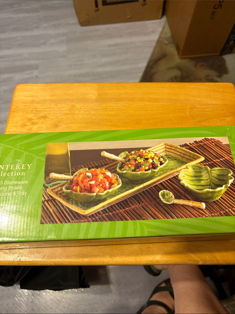 Green Stoneware Leaf Serveware Set with Tray